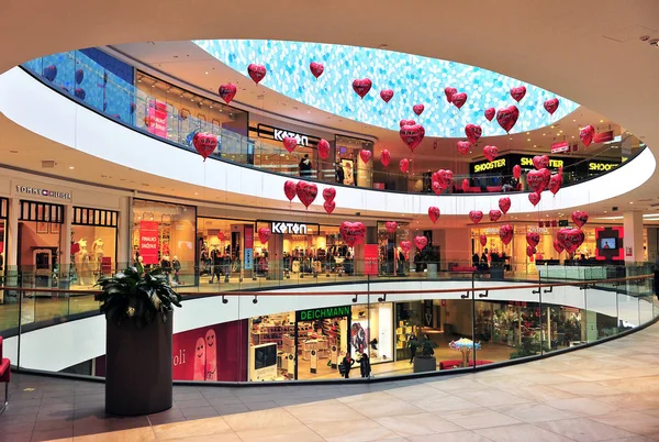 Interior de un moderno centro comercial de la ciudad — Foto de Stock