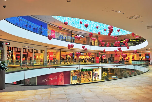 Weergave van een atrium van het moderne winkelcentrum — Stockfoto