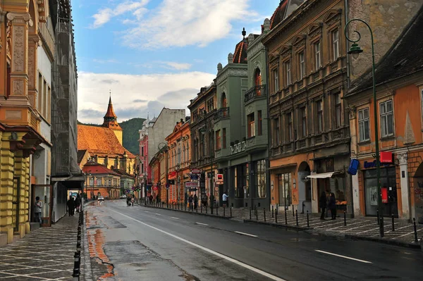 Pohled na ulici ve starém městě Brasov — Stock fotografie