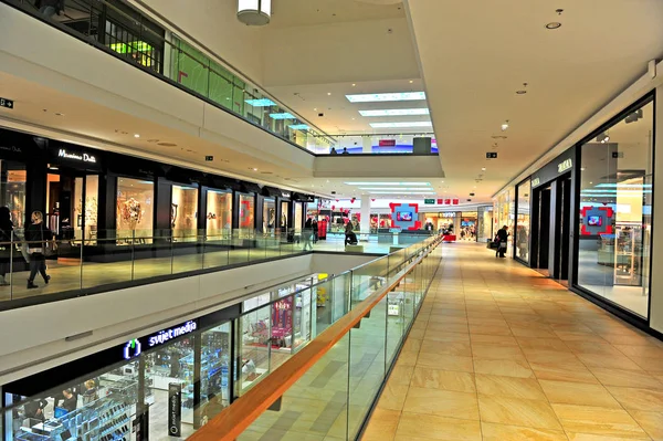 Interior del centro comercial Mall of Split, Croacia — Foto de Stock