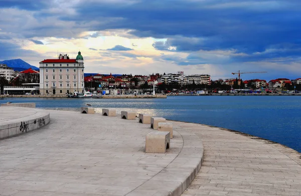 Brzegiem morza starego miasta w Splicie, Chorwacja — Zdjęcie stockowe