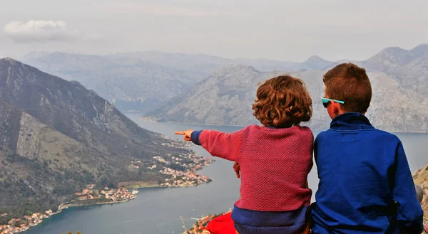 Deux petits amis en montagne — Photo