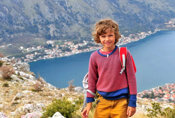 Щасливий хлопчик стоїть в горах — стокове фото