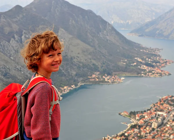 Retrato de um menino feliz nas montanhas — Fotografia de Stock