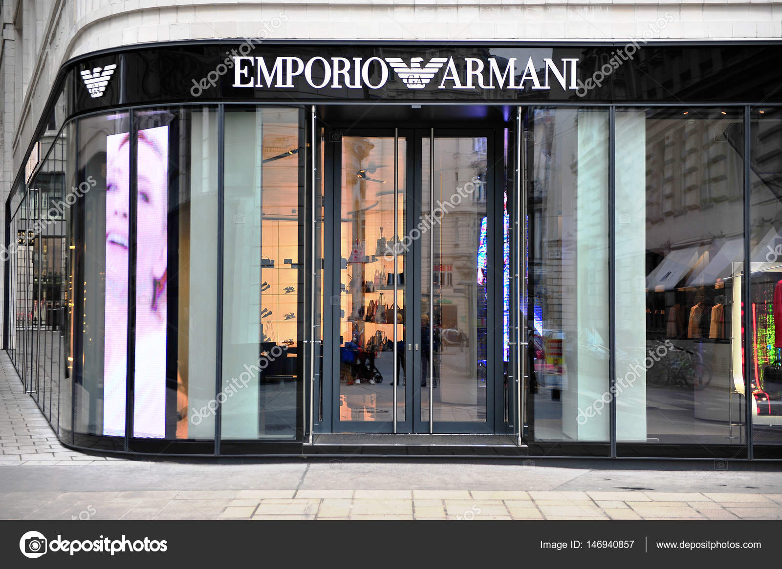 piano intercambiar Tacto Emporio armani tienda fotos de stock, imágenes de Emporio armani tienda sin  royalties | Depositphotos