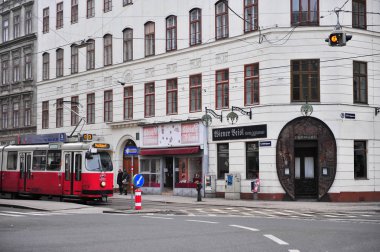Eski moda tramvay Viyana street tarafından gider