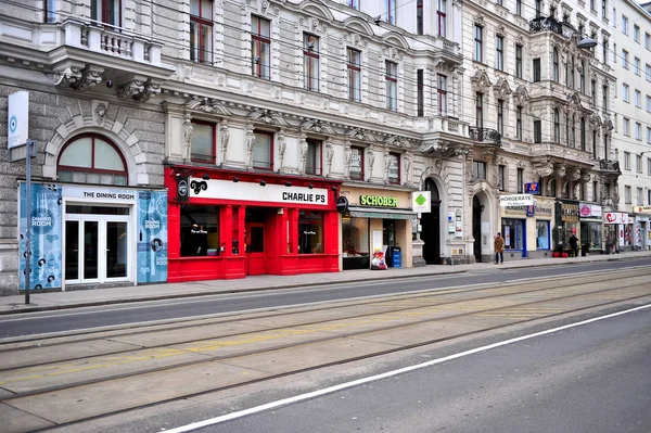 Vista de la cafetería y las tiendas en la calle de Viena —  Fotos de Stock