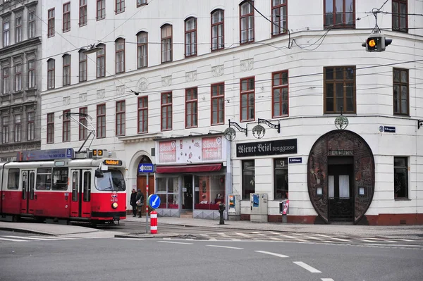 Old fashioned tram goes by the street of Vienna — Stock Photo, Image