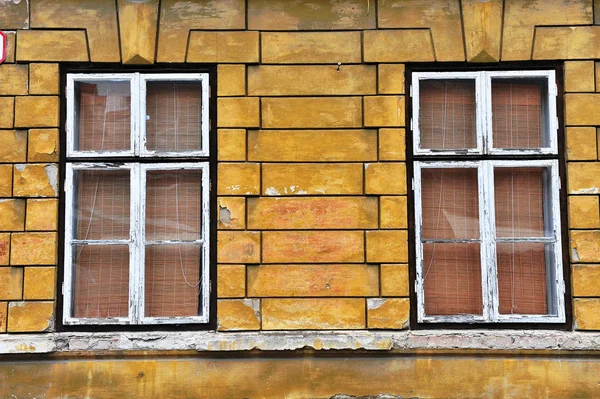 Zwei Fenster im alten Haus — Stockfoto