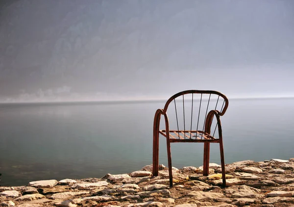 Prázdné židle u moře — Stock fotografie