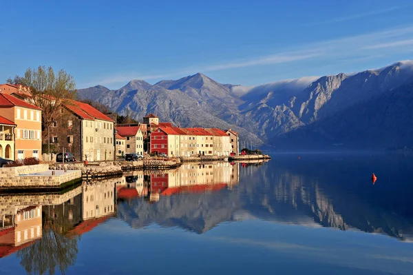 Fantastiska landskap med reflektion av hus i havet — Stockfoto