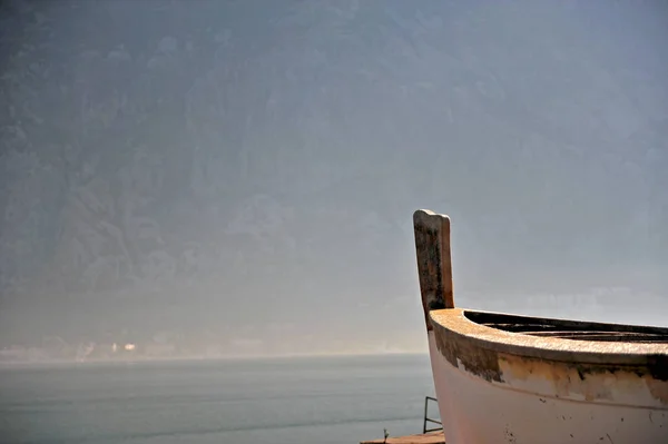 Лодка нос у моря — стоковое фото