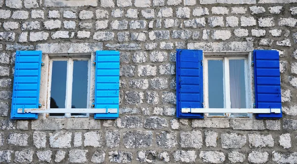 Janelas com as cortinas azuis — Fotografia de Stock