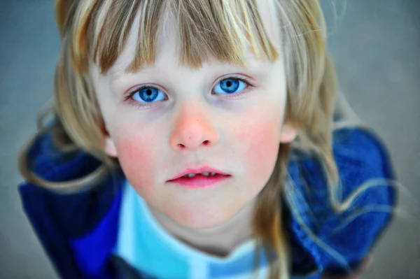 Porträtt av ett barn med långa blonda hår — Stockfoto