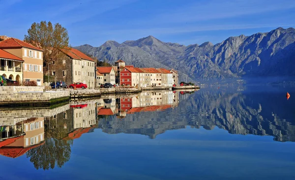 Kotor Körfezi köyde şaşırtıcı görünümü — Stok fotoğraf