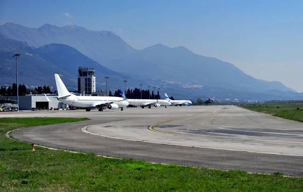 Vista del aeropuerto de Tivat en Montenegro — Foto de Stock