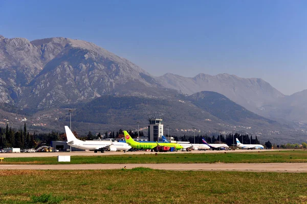 Vista del aeropuerto internacional de Tivat, Montenegro — Foto de Stock