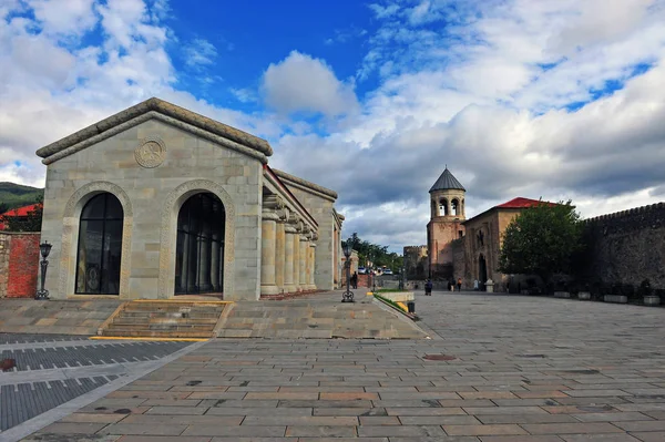 View of Stevitskhoveli monastery and city square — Stock Photo, Image