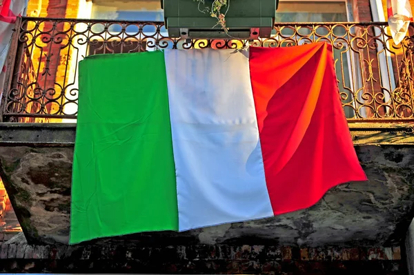 House balcony with an italian flag — Stock Photo, Image