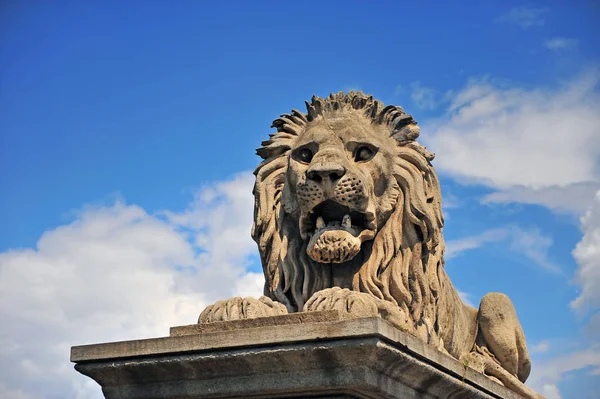 Monumento al león de piedra en el puente Chain — Foto de Stock