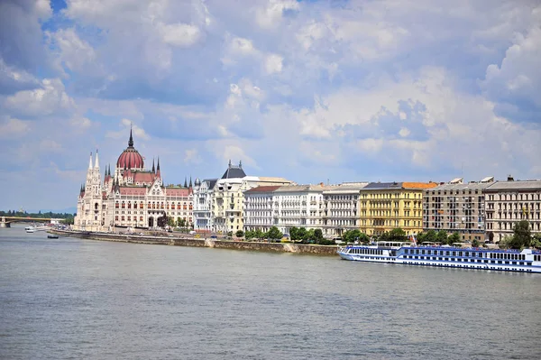 Parlamentet i Budapest och vattnet i floden Donau — Stockfoto