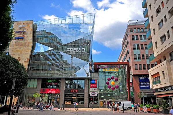 Udefinerte folk på Corvin Plaza kjøpesenter i sentrum – stockfoto