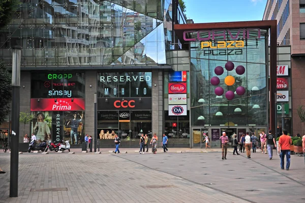 Centrum handlowe Corvin plaza w centrum Budapesztu — Zdjęcie stockowe