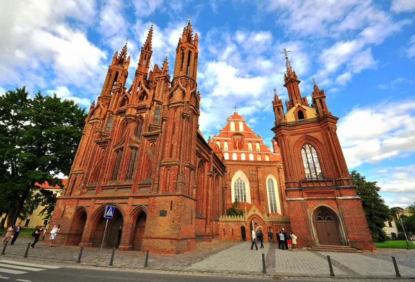 Fachada da igreja gótica bernardina em Vilnius, Lituânia — Fotografia de Stock