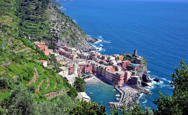 Pemandangan atas desa Vernazza, Italia — Stok Foto