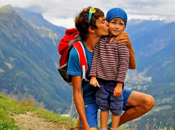 Jonge man met zijn kind in Bergen — Stockfoto