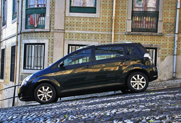 Auto geparkeerd in de straat van de oude stad van Lissabon — Stockfoto