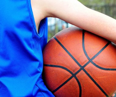 Mavi topla üniforma giyen basketbolcu