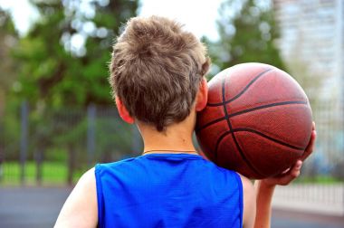 Bir top ile genç basketbolcu