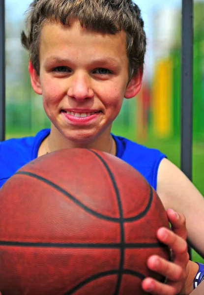 Щасливий підліток з баскетболом — стокове фото