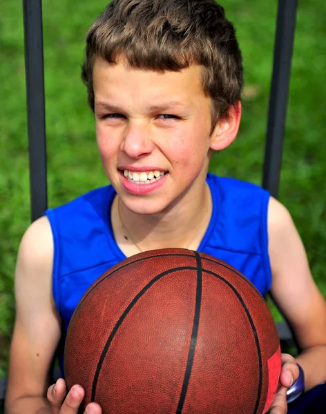 Feliz adolescente sorridente com uma bola de basquete — Fotografia de Stock