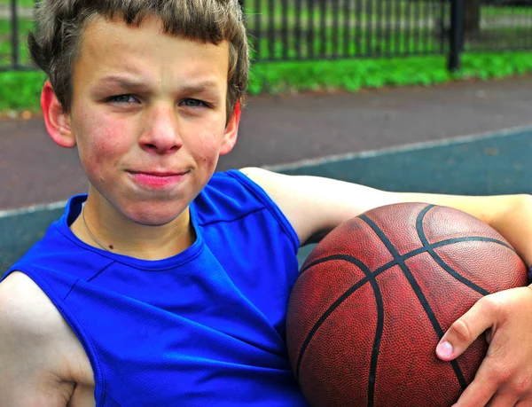 Adolescente con un baloncesto en la cancha —  Fotos de Stock