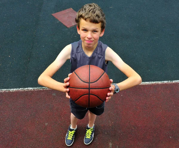 Jeune joueur se préparant à lancer le basket — Photo