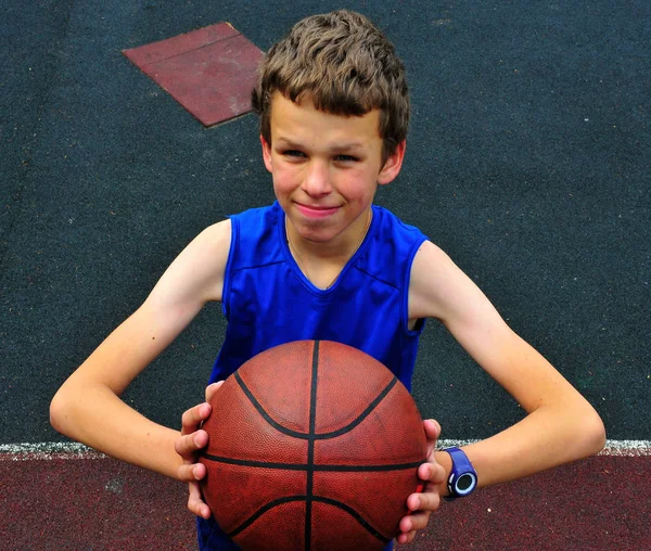 Jeune joueur de basket se préparant pour un tir — Photo