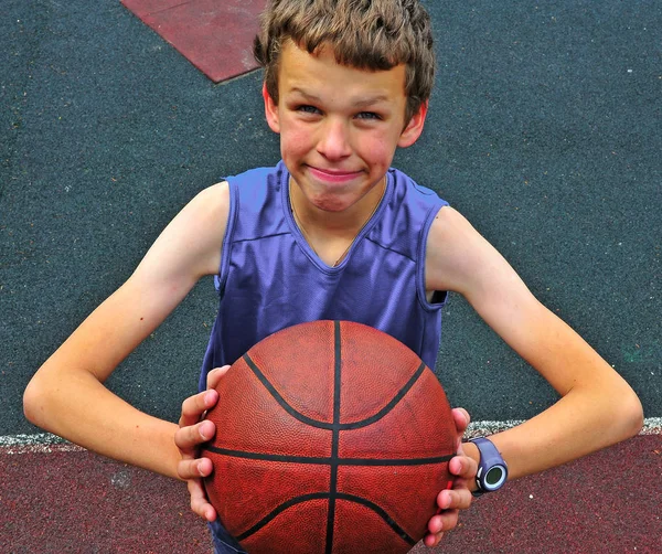 Petit joueur de basket se préparant pour lancer le ballon — Photo