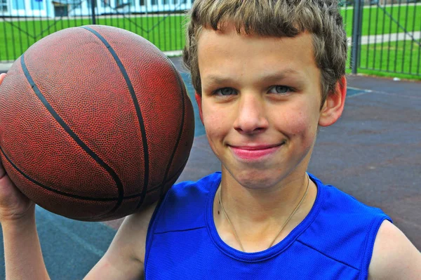 Portrét mladé basketbalový hráč s míčem — Stock fotografie
