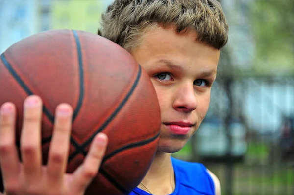 Portret van een jonge basketbalspeler — Stockfoto