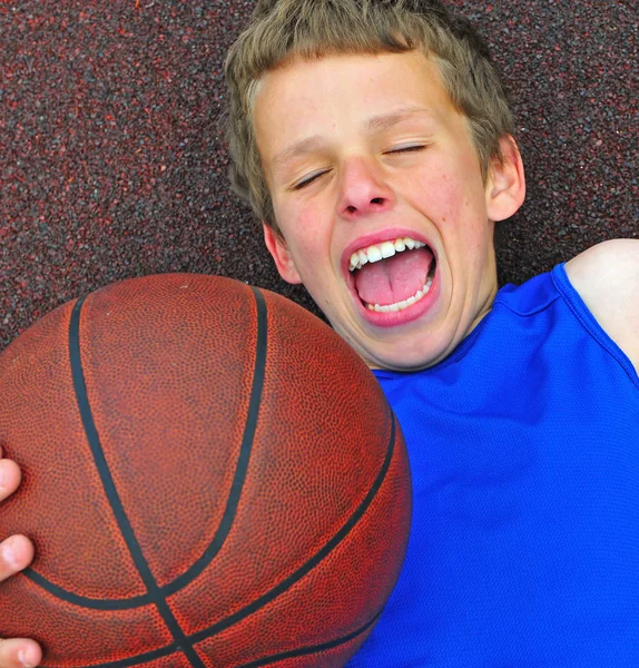 Basketbalový hráč s otevřenými ústy — Stock fotografie