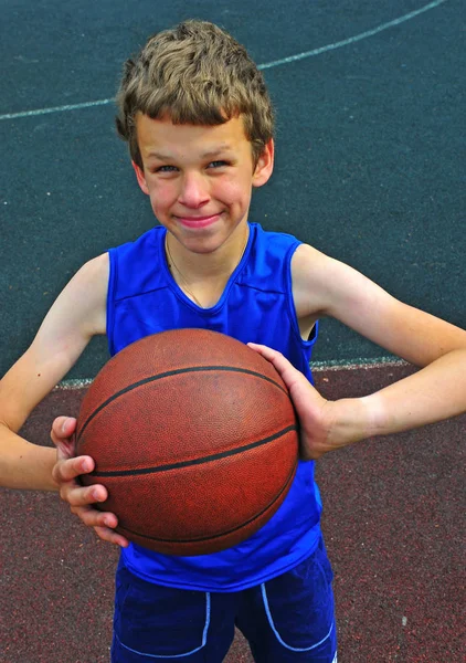 Joven jugador de baloncesto sosteniendo la pelota —  Fotos de Stock