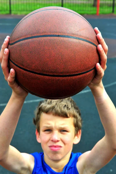 ボールを投げる準備をして若いバスケット ボール選手 — ストック写真