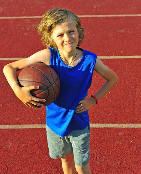 Chlapec s basketbal venku — Stock fotografie
