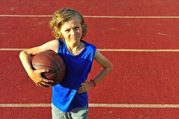 Gelukkig tiener basketbalspeler op de Hof — Stockfoto