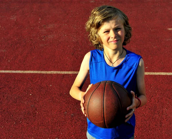 Mladý basketbalista na kurtu — Stock fotografie