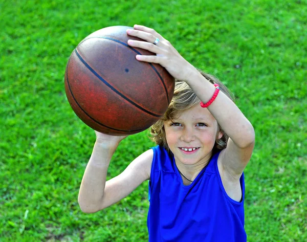 Usmívající se basketbalový hráč připraven udělat záběr — Stock fotografie