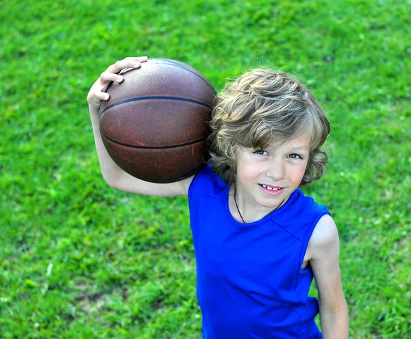 Mladý basketbalista držení míče — Stock fotografie