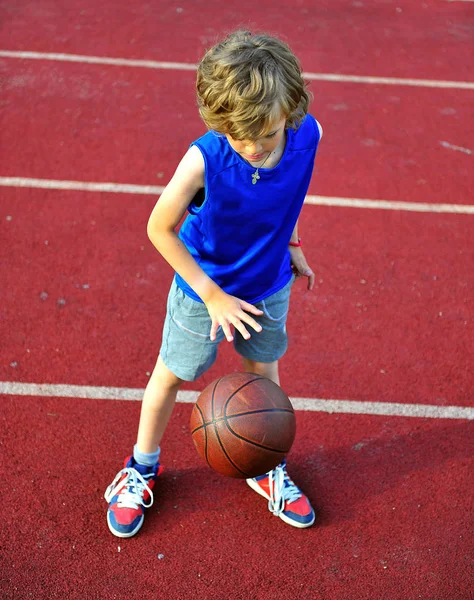 Jeune joueur de basket-ball s'entraînant en plein air — Photo